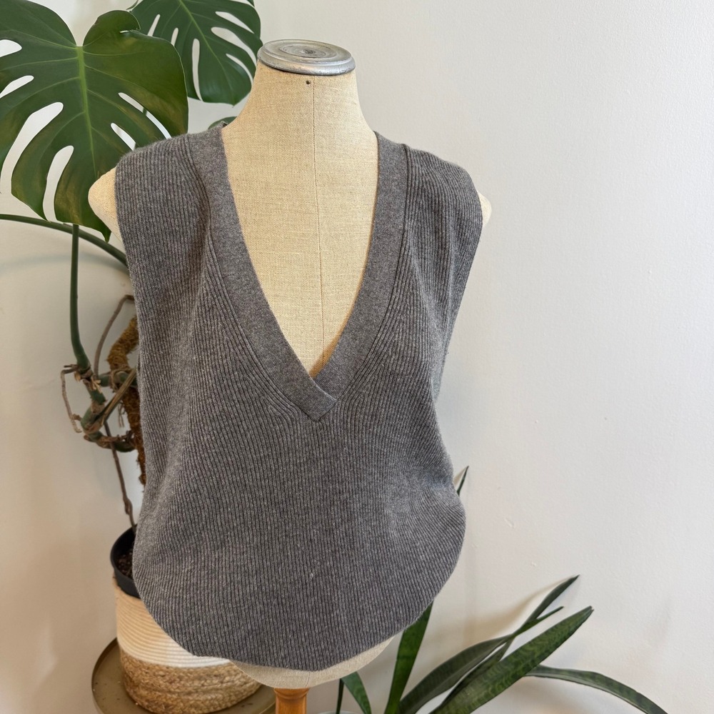 Babaton Knit V Neck Sleeveless Sweater Vest Charcoal Grey Size S